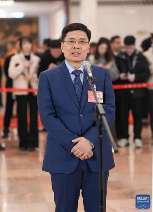 全國人大代表周云杰：要么與AI同進化，要么被AI邊緣化