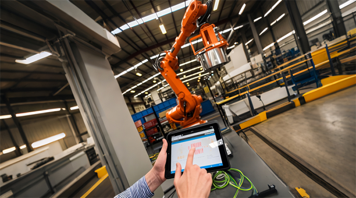 全國人大代表周云杰：要么與AI同進化，要么被AI邊緣化