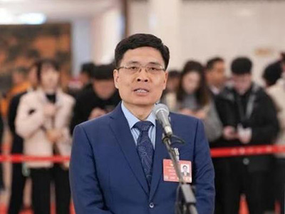 全國人大代表周云杰：要么與AI同進化，要么被AI邊緣化