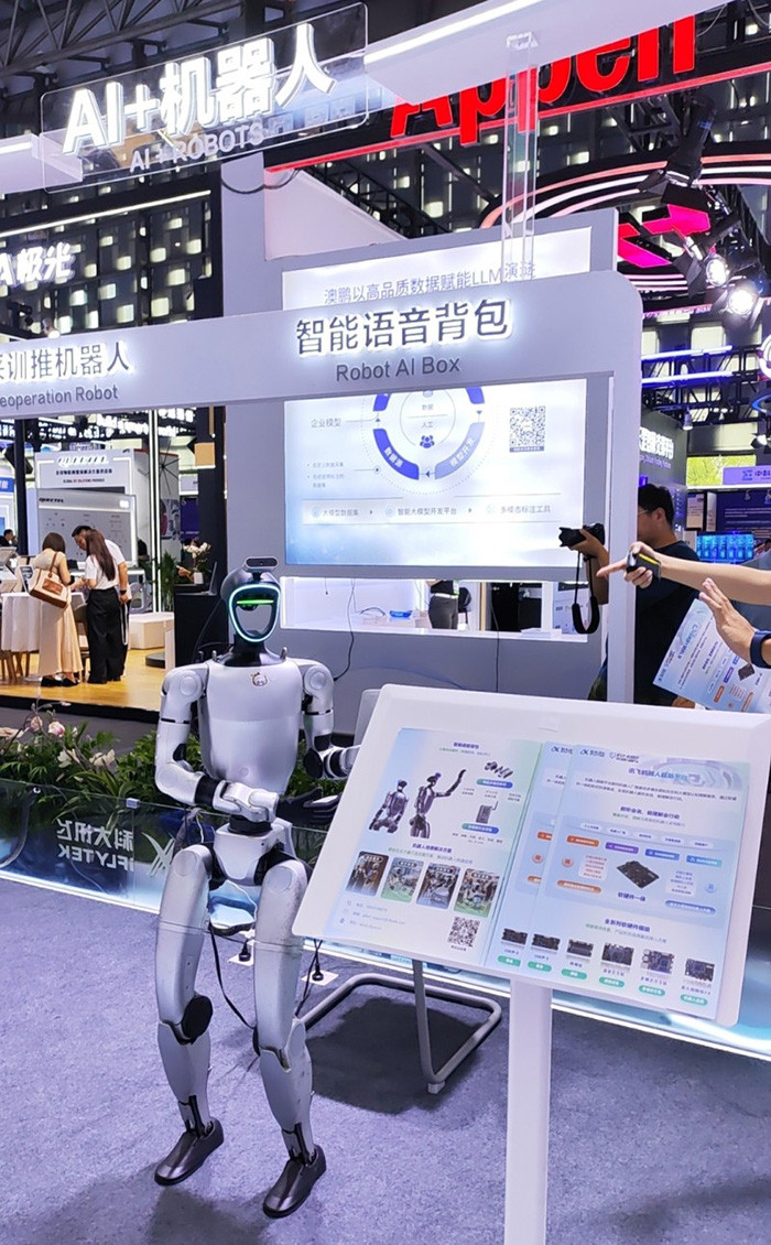 從“語言魔方”到“語音背包”,科大訊飛WAIC秀智能交互全場景實力 從“語言魔方”到“語音背包”,科大訊飛WAIC秀智能交互全場景實力